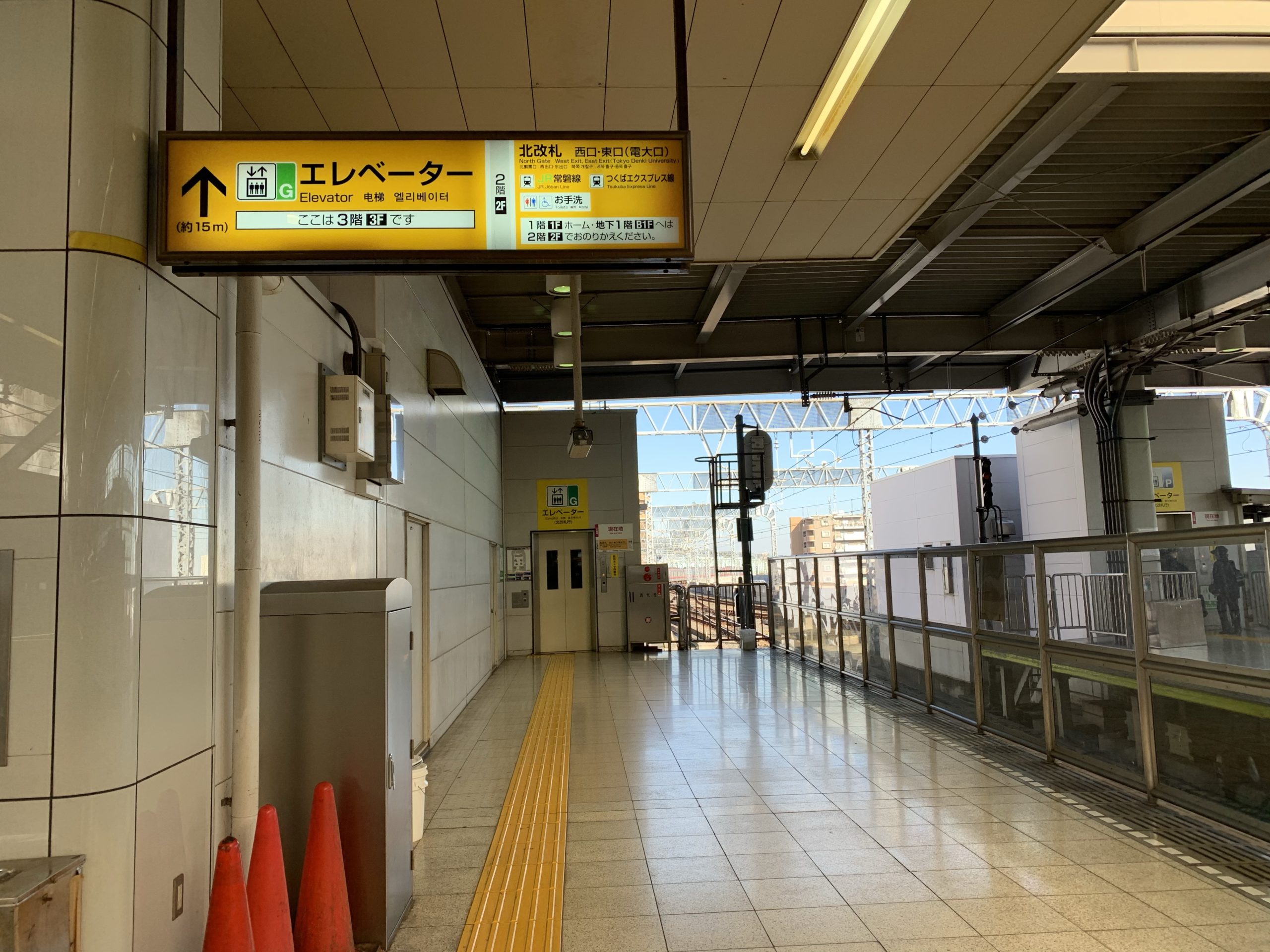 北千住駅日比谷線ホームエレベーター乗り場の写真